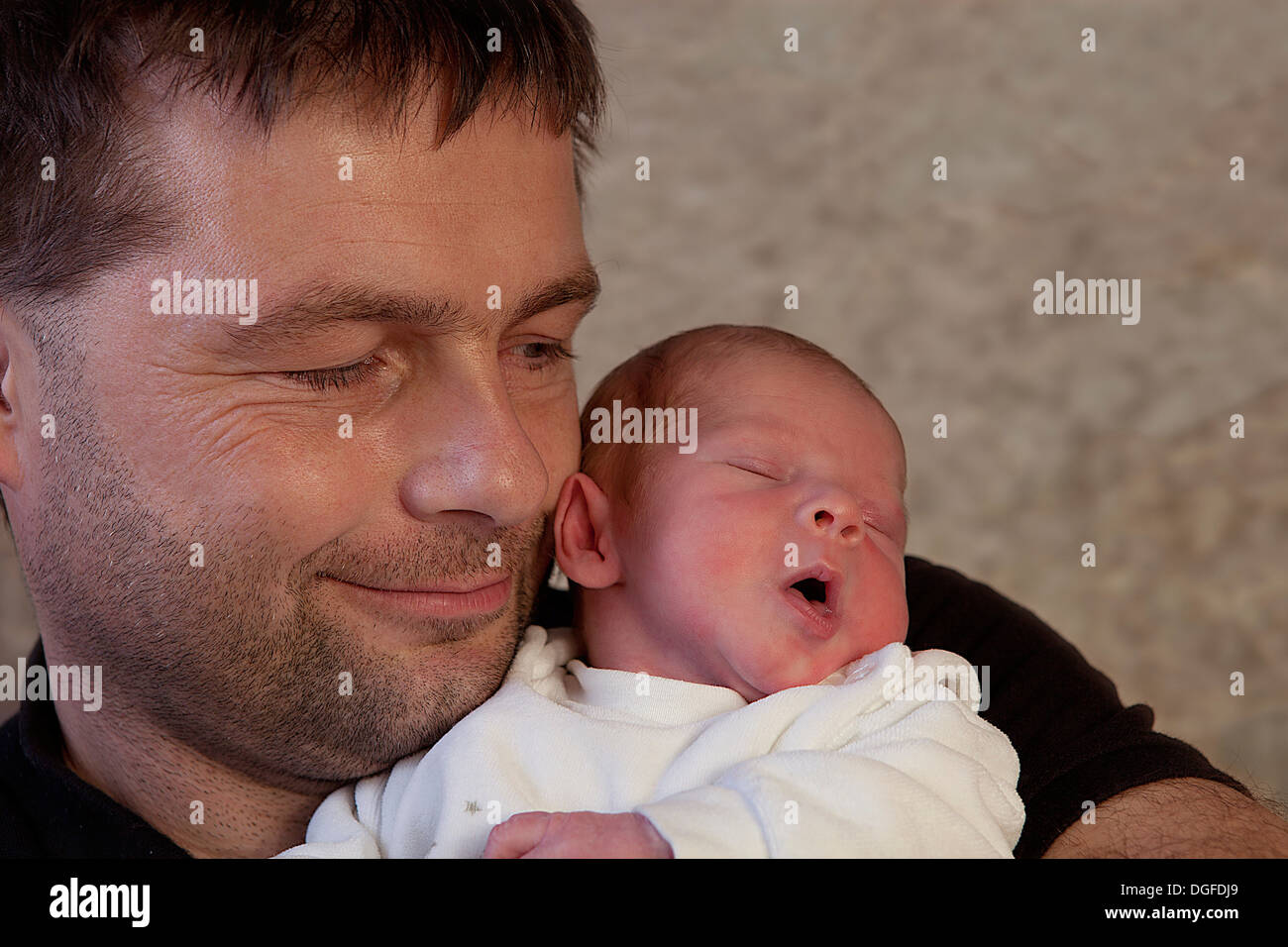 Padre orgoglioso tenendo il suo neonato bimbo nelle sue braccia, Germania Foto Stock
