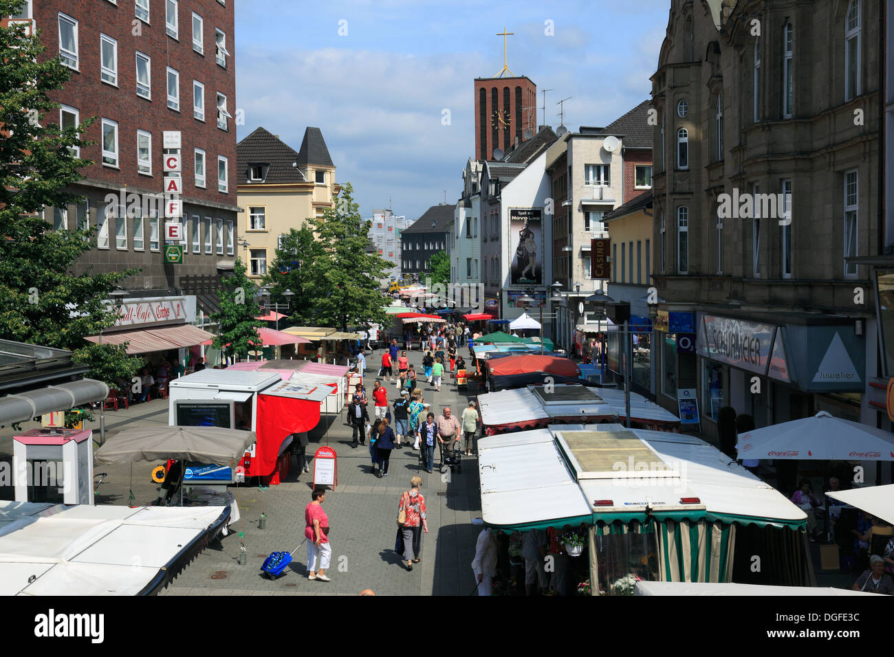 Marktstaende auf dem Wochenmarkt und Kirchturm der Propsteikirche St. Clemens in Oberhausen-Sterkrade, Ruhrgebiet, Renania settentrionale-Vestfalia Foto Stock