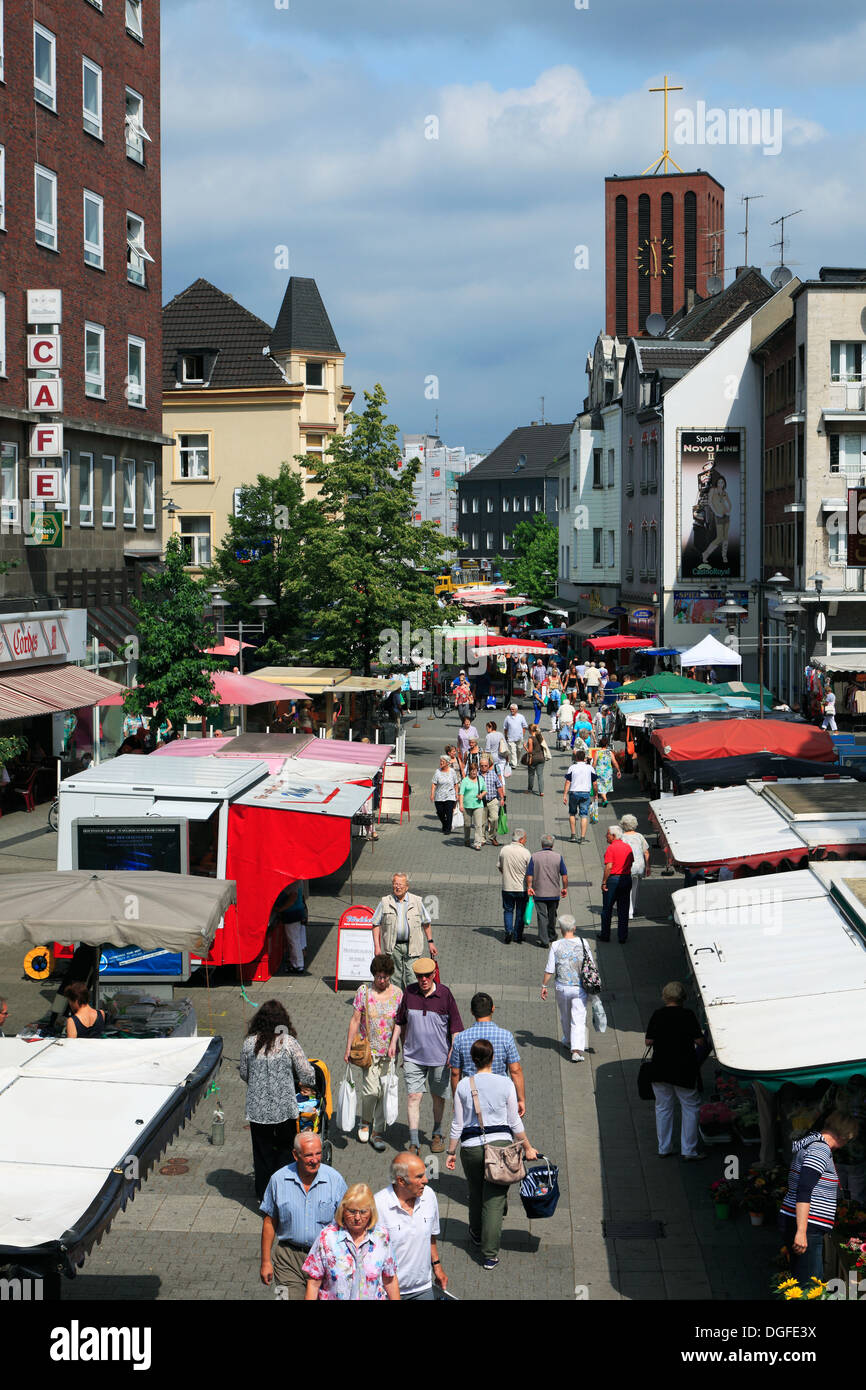 Marktstaende auf dem Wochenmarkt und Kirchturm der Propsteikirche St. Clemens in Oberhausen-Sterkrade, Ruhrgebiet, Renania settentrionale-Vestfalia Foto Stock