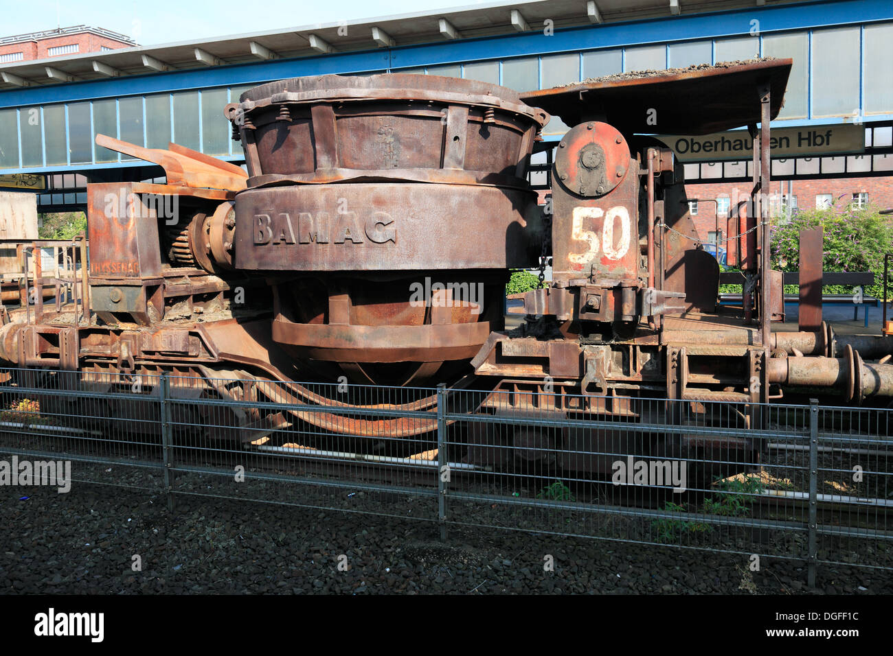 D-Oberhausen, la zona della Ruhr, Basso Reno, Renania, Renania settentrionale-Vestfalia, NRW, LVR Industrial Museum, la principale stazione ferroviaria di Oberhausen, museo di piattaforma, scoria siviera auto Foto Stock