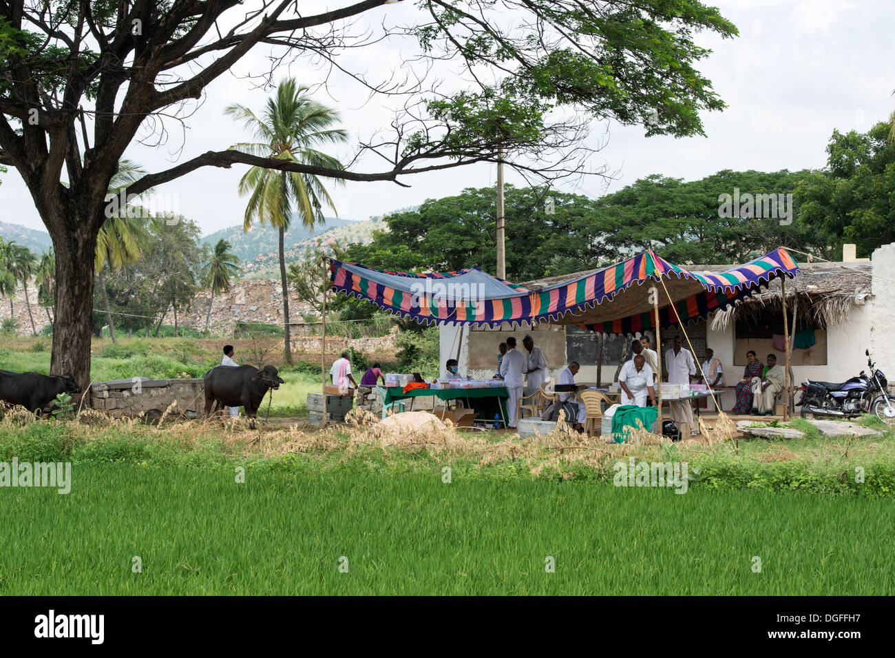 La farmacia e i farmacisti in Sri Sathya Sai Baba mobile ospedale di outreach in un territorio rurale villaggio indiano. Andhra Pradesh, India Foto Stock