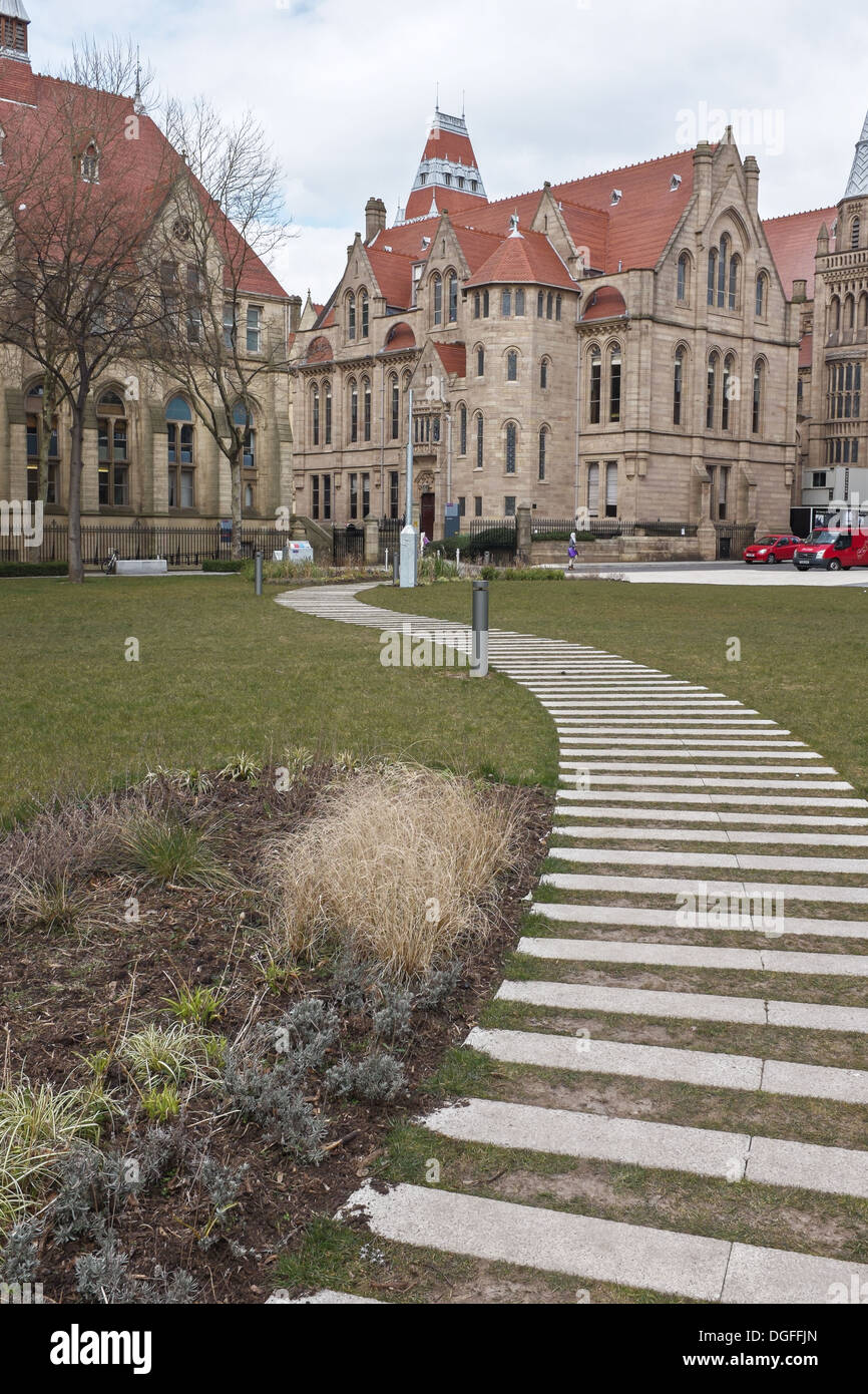 Erba curvo e percorso di pietra di fronte Alan Gilbert Learning Commons, l'Università di Manchester REGNO UNITO Foto Stock