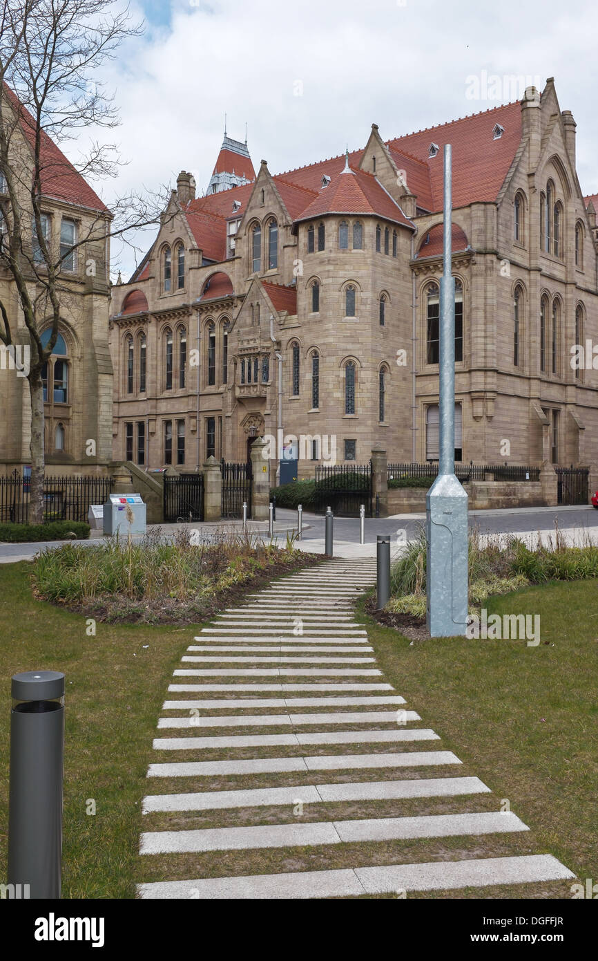 Erba curvo e percorso di pietra di fronte Alan Gilbert Learning Commons, l'Università di Manchester REGNO UNITO Foto Stock