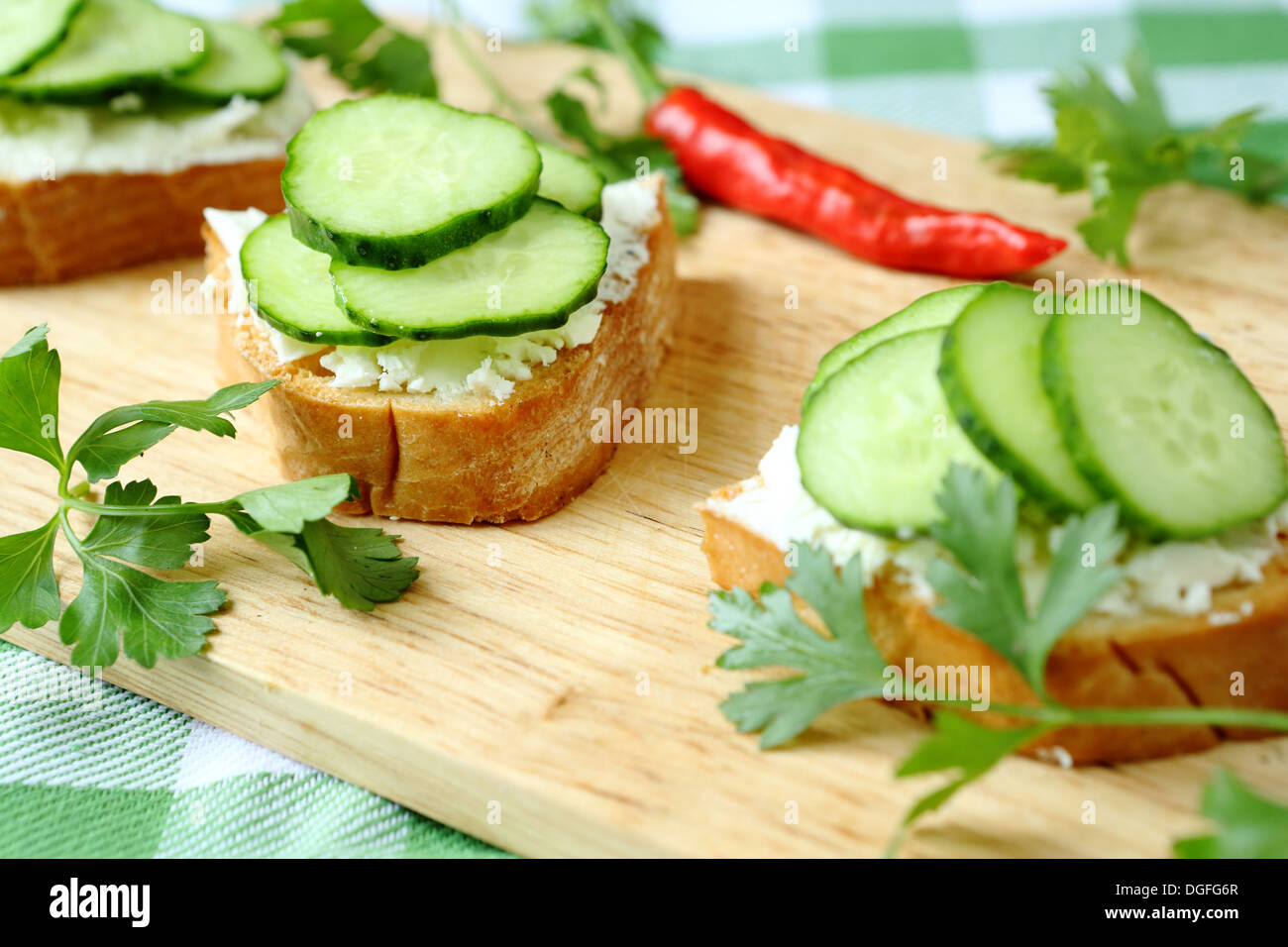 Toast croccanti con formaggio di capra e il cetriolo, cibo Foto Stock