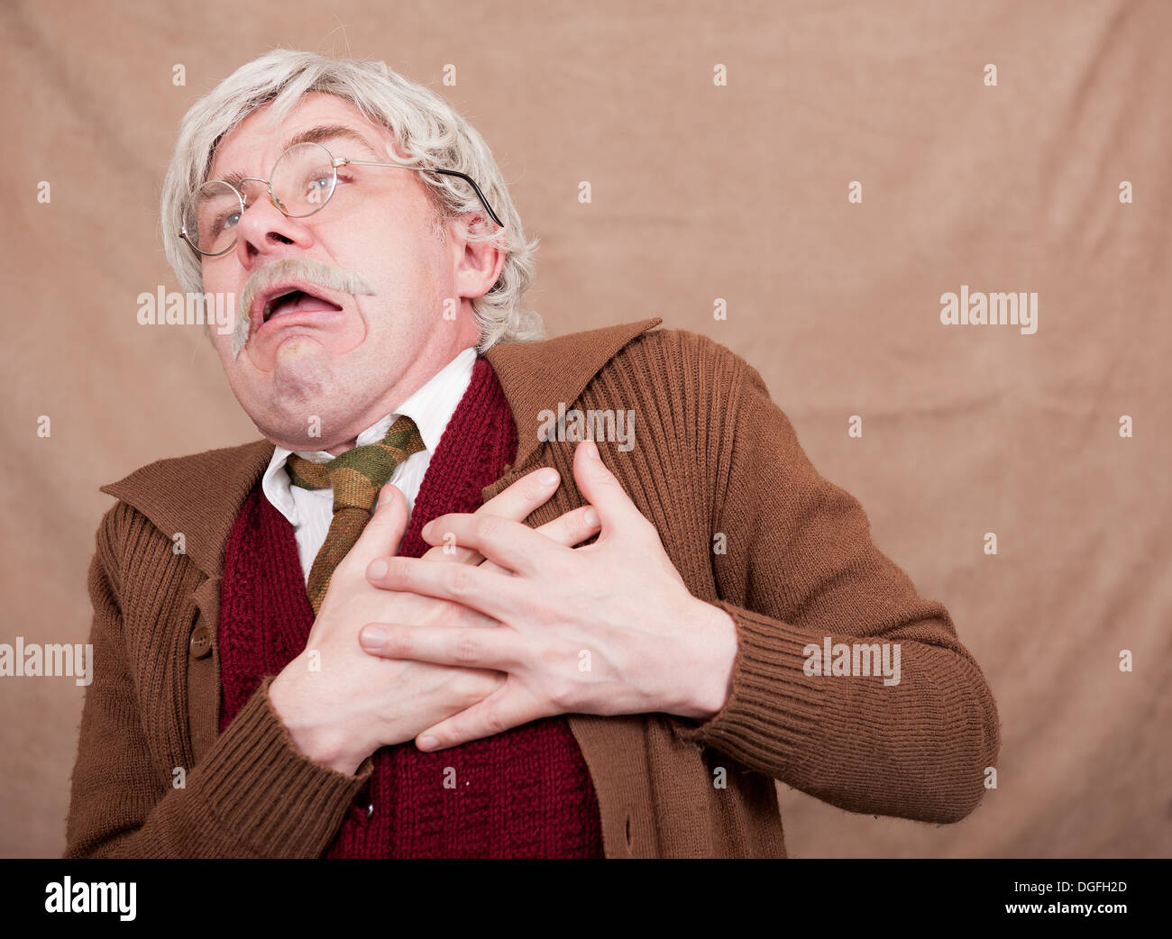 Il vecchio uomo nel dolore e stringendo il petto come se avere un attacco di cuore. Foto Stock