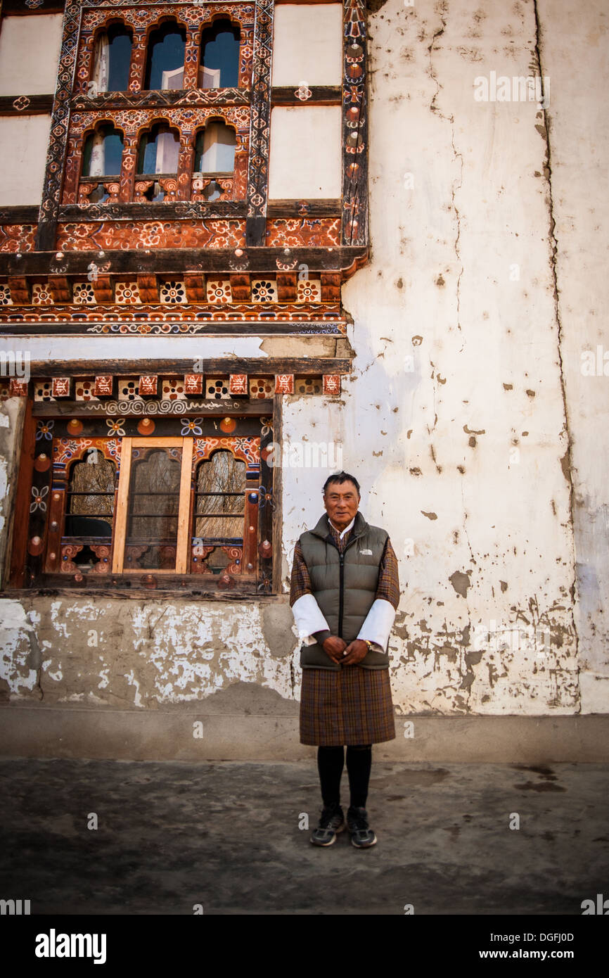 Un bhutanesi accademia di danza titolare sorge di fronte al suo studios Foto Stock