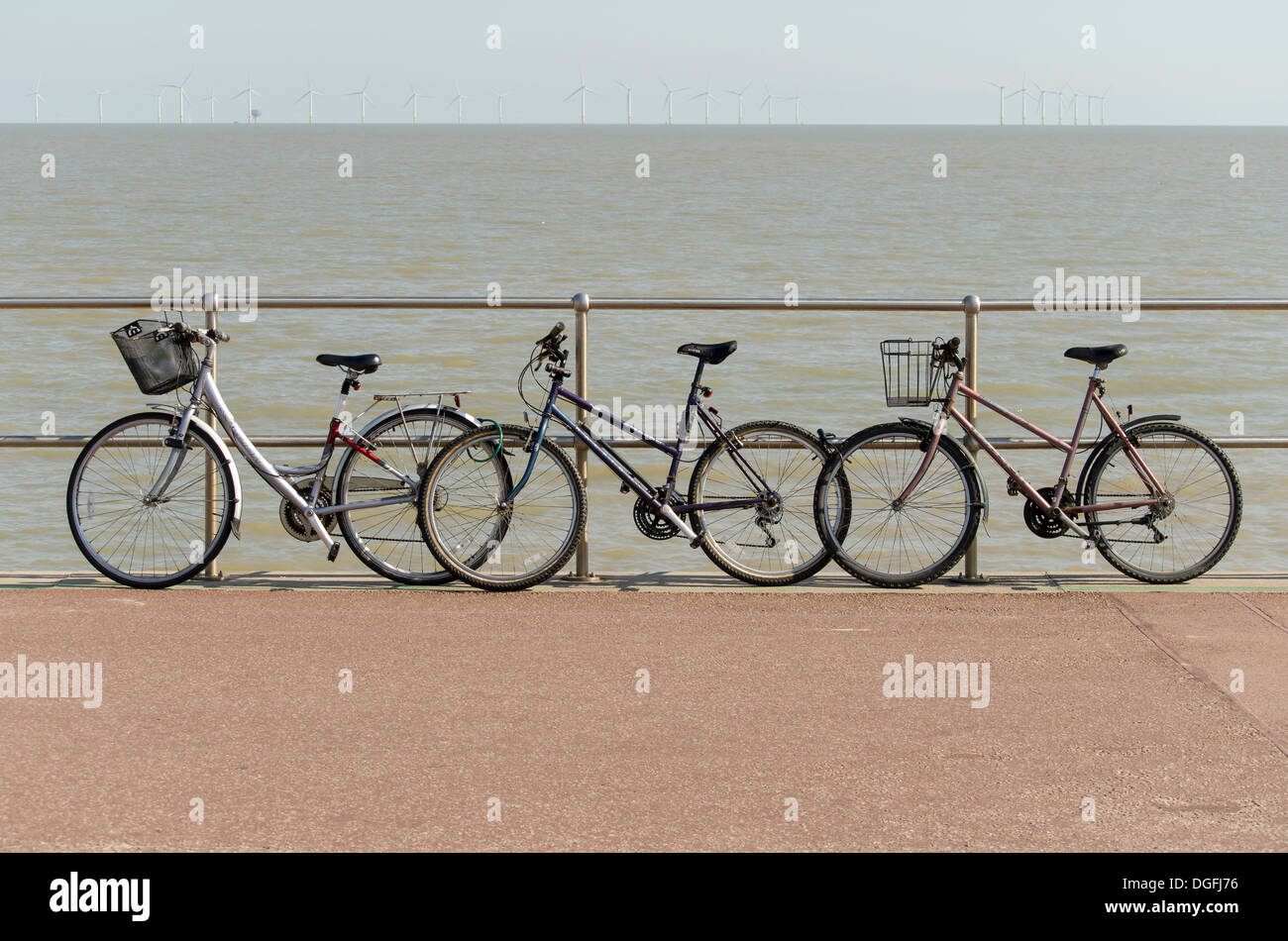 Le biciclette in riva al mare Foto Stock