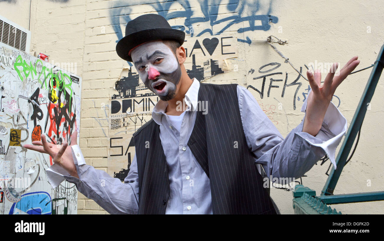 Ritratto di Keo, un cambogiano clown off Bedford Avenue a Williamsburg, Brooklyn, New York Foto Stock