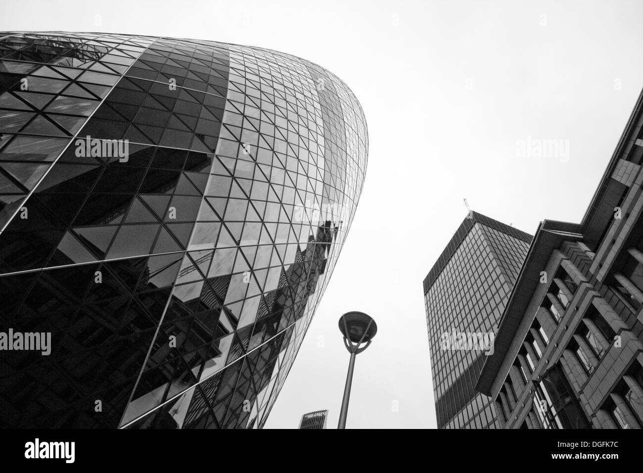 Londra - 21 settembre: i moderni edifici in vetro del 30 St Mary Axe, Swiss Re, cetriolino Settembre 21, 2013 Foto Stock