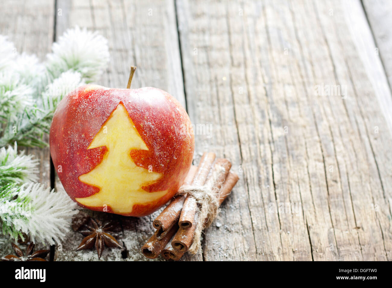 Abstract apple di Natale con albero verde su schede madri vintage Foto Stock