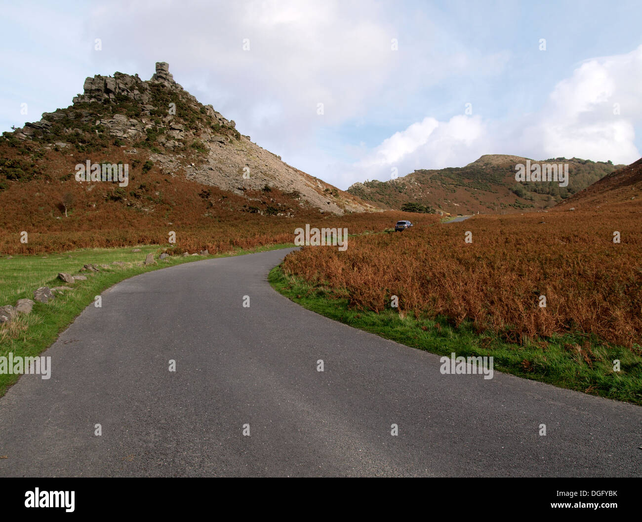 La strada attraverso la Valle delle rocce, Exmoor, Devon, Regno Unito Foto Stock