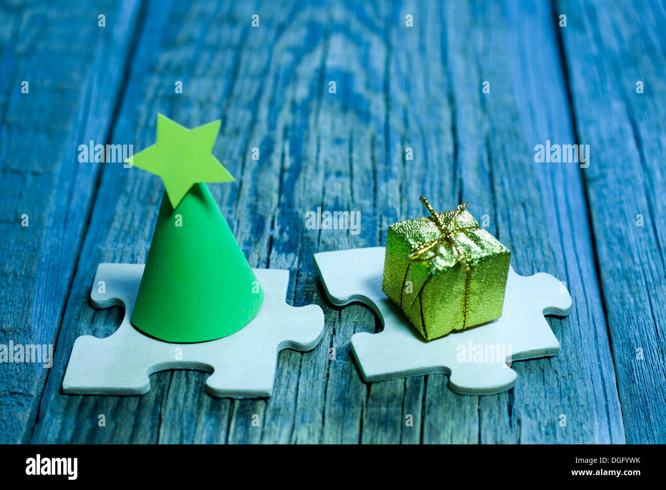 Abstract albero di Natale e di dono sulla preparazione di puzzle al concetto di vacanza Foto Stock