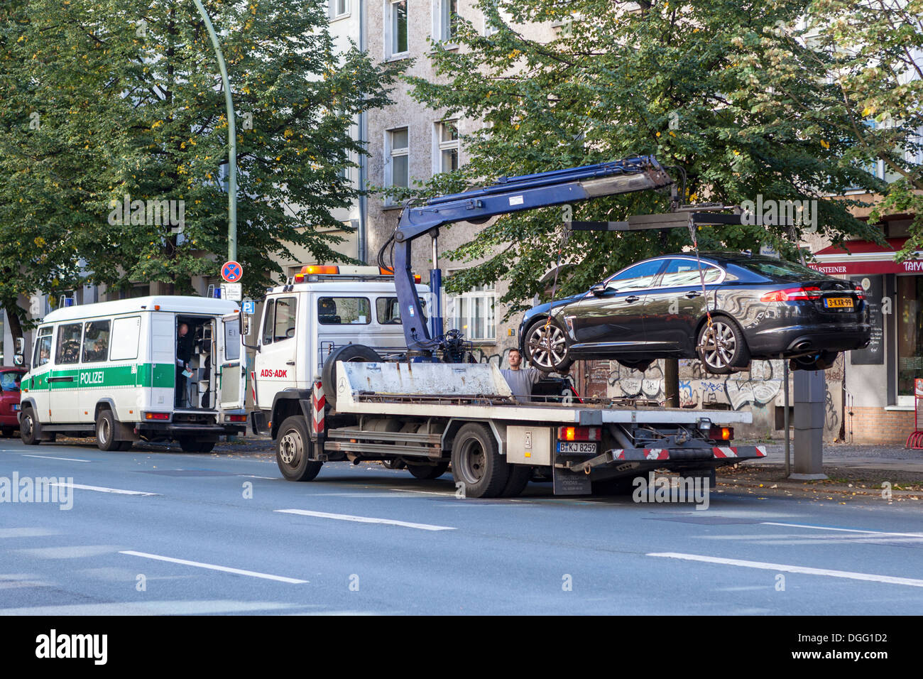 La polizia a emettere biglietti e camion rimuovere le auto parcheggiate in sosta - Torstrasse, Berlino Foto Stock La polizia a emettere biglietti e camion rimuovere le auto parcheggiate in sosta - Torstrasse, Berlino Foto Stock