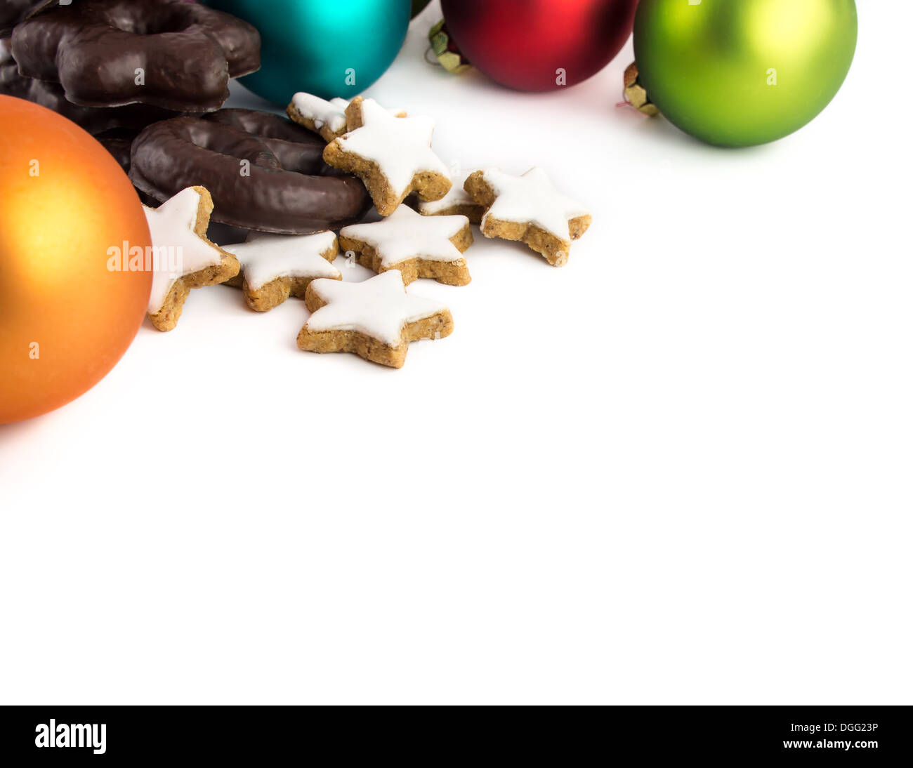 Bianco e nero biscotti di Natale - pan di zenzero e cannella stelle e colorato baubles di natale Foto Stock