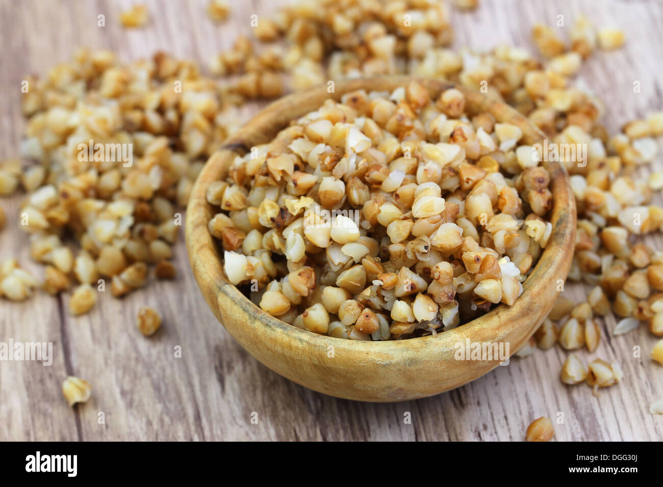 Cuocere il grano saraceno in ciotola di legno Foto Stock