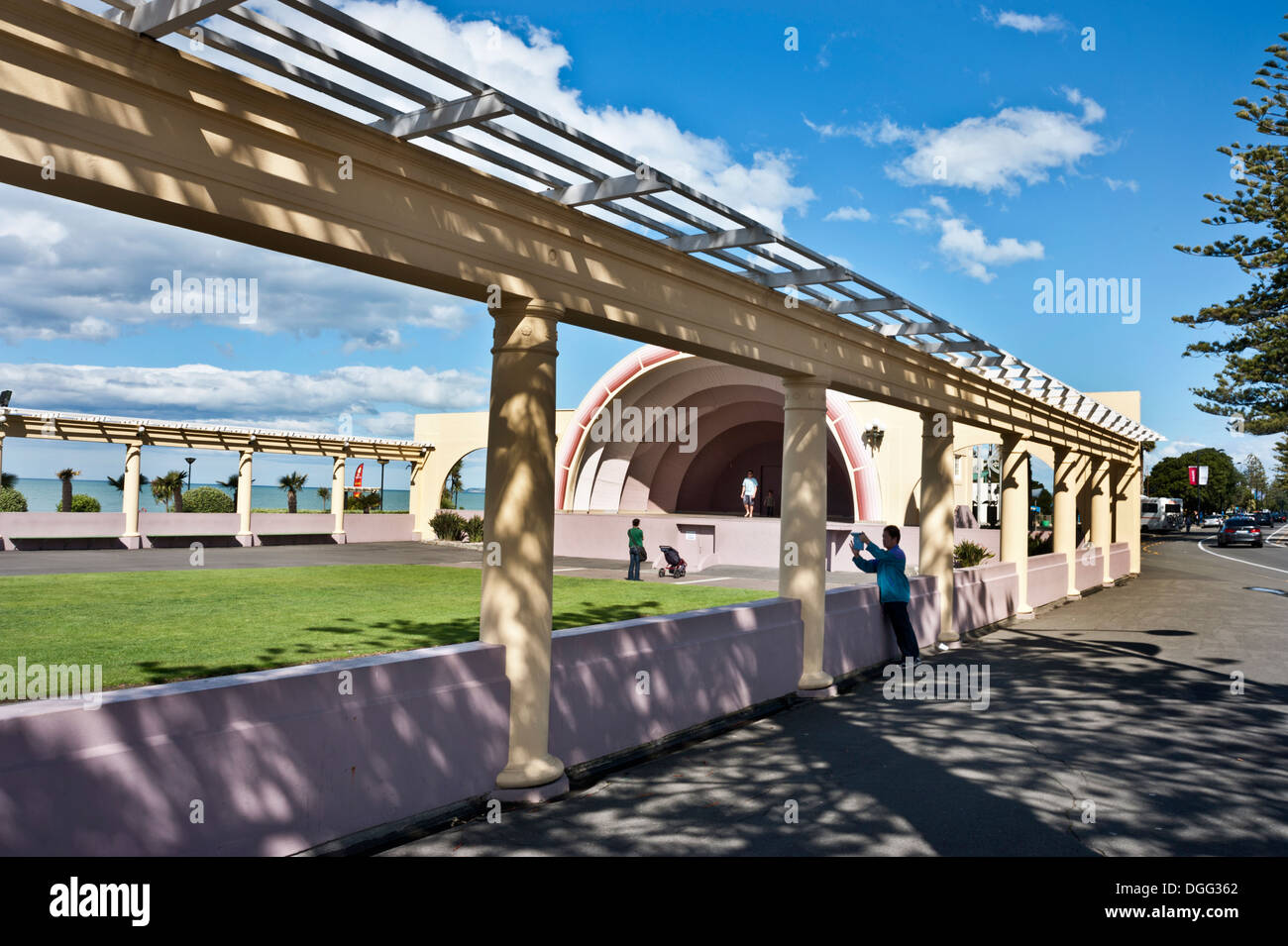 Napier, Nuova Zelanda. L'art deco colonnato e giardini su Marine Parade. Progettato da J T Watson. Foto Stock