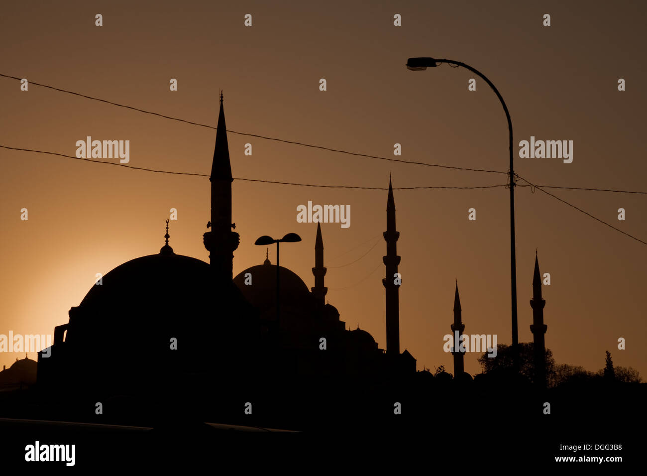 Occupato lo skyline di Istanbul tra cui la Süleymaniye e Rüstem Pasha moschee, retroilluminati da una tonalità marrone del tramonto. Foto Stock