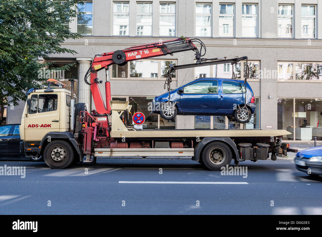 La polizia a emettere biglietti e camion rimuovere le auto parcheggiate in sosta - Torstrasse Berlin Foto Stock La polizia a emettere biglietti e camion rimuovere le auto parcheggiate in sosta - Torstrasse Berlin Foto Stock