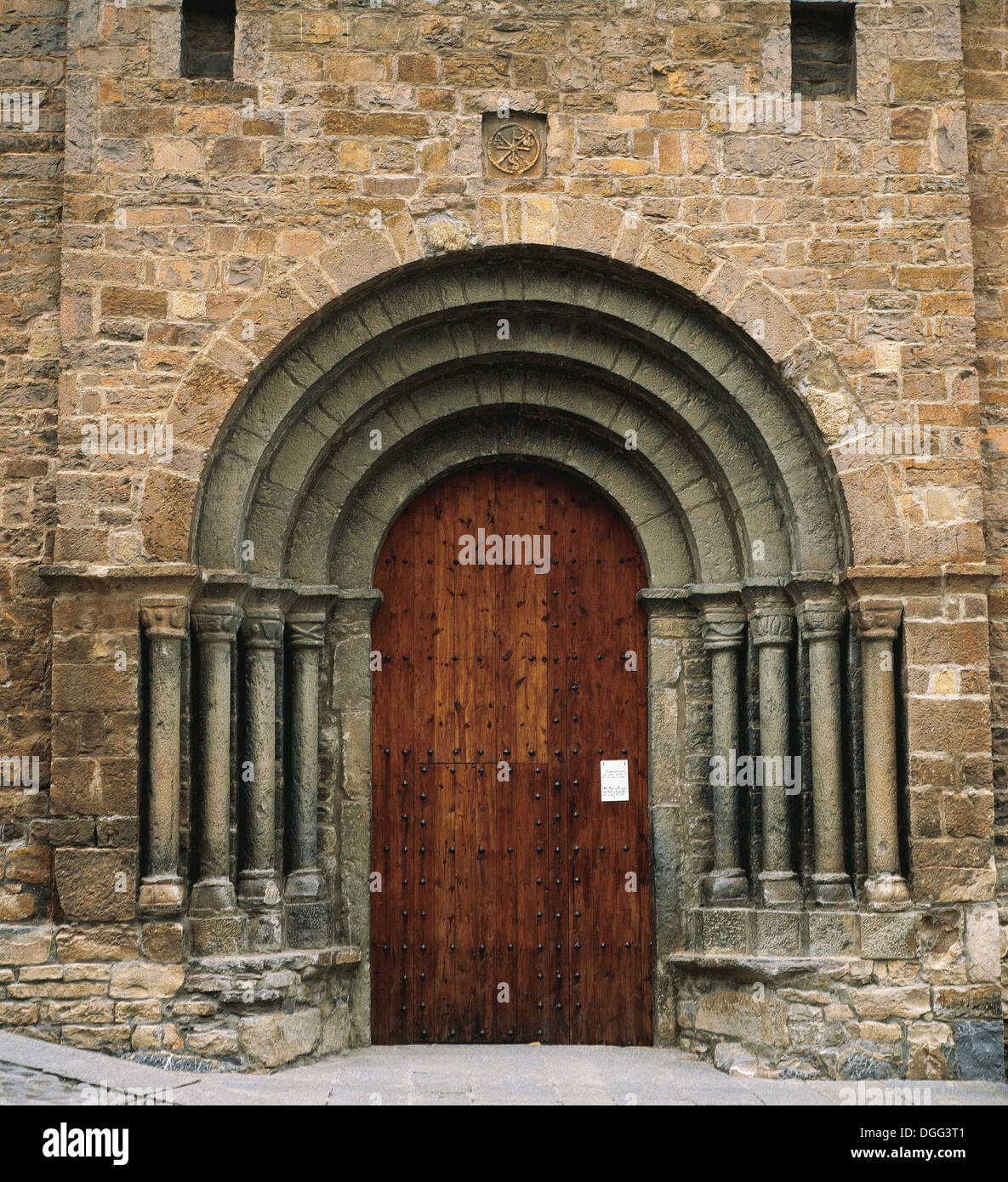 Spagna. Ainsa. Chiesa di Santa Maria. Xi-XII sec.. Ingresso principale. Foto Stock