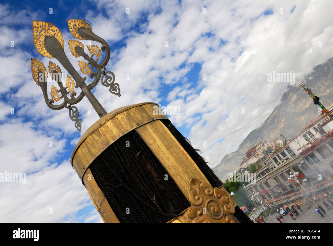 Placcato oro a torre sul tetto del Jokhang Tempio, Lhasa, in Tibet, in Cina Asia Foto Stock
