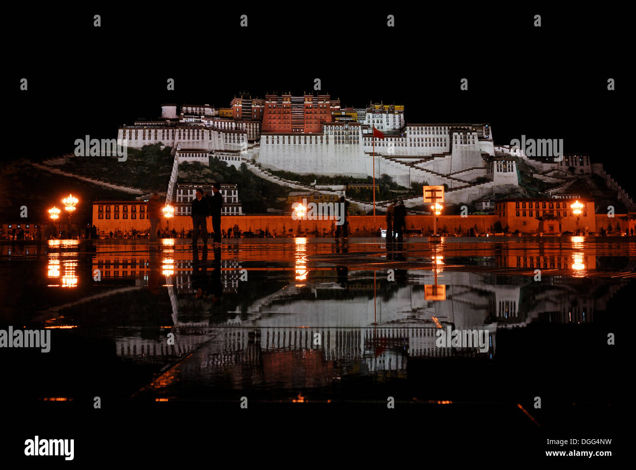 Palazzo del Potala di notte, palazzo d'inverno del Dalai Lama, Lhasa, in Tibet, in Cina Asia Foto Stock