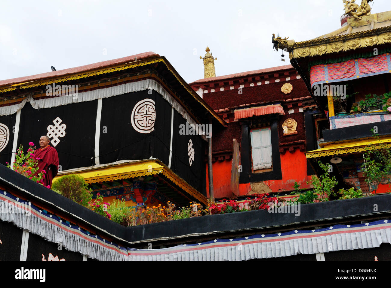 Tetti con torrette d'oro, l'entrata principale del tempio di Jokhang, Lhasa, in Tibet, in Cina Asia Foto Stock