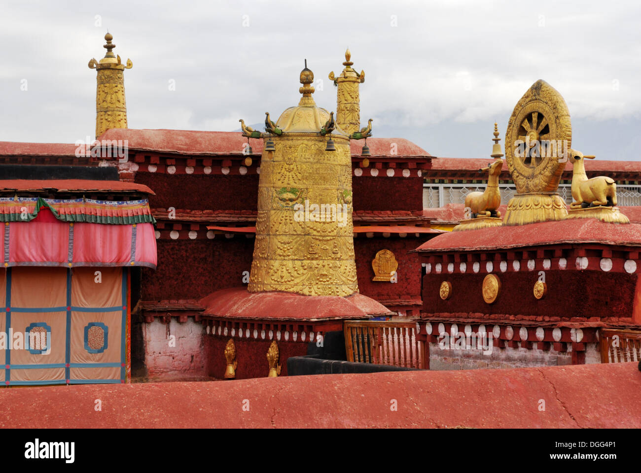 Tetti con torrette d'oro e la ruota della vita con due cervi, entrata principale del Jokhang Tempio, Lhasa, in Tibet, in Cina Asia Foto Stock