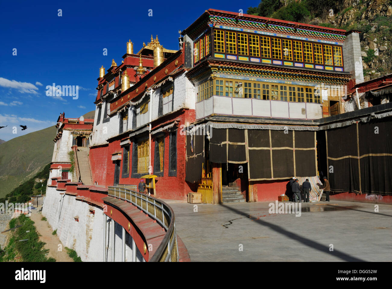 Di colore oro torrette e tetti, Drigung Til Monastero, Tibet, Cina e Asia Foto Stock