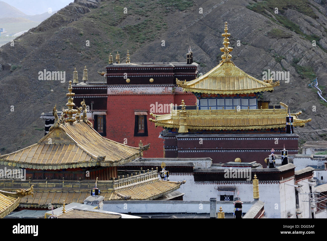 Vista dell'oro-tetti colorati, Monastero Tashilhunpo, Shigatse, nel Tibet, Cina, Asia Foto Stock