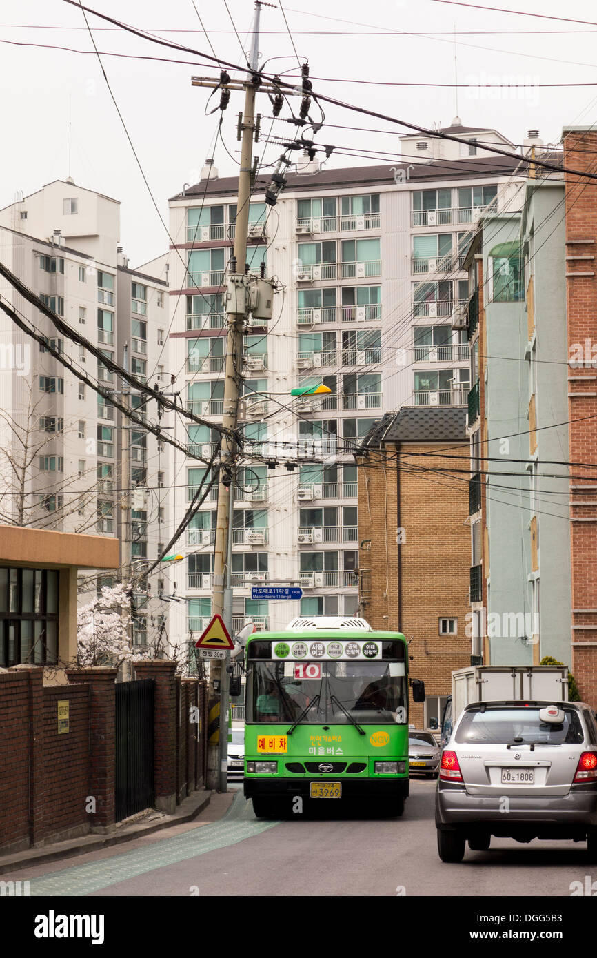 Tipica area residenziale con elevato aumento blocchi di appartamenti a Seoul, Corea del Sud Foto Stock