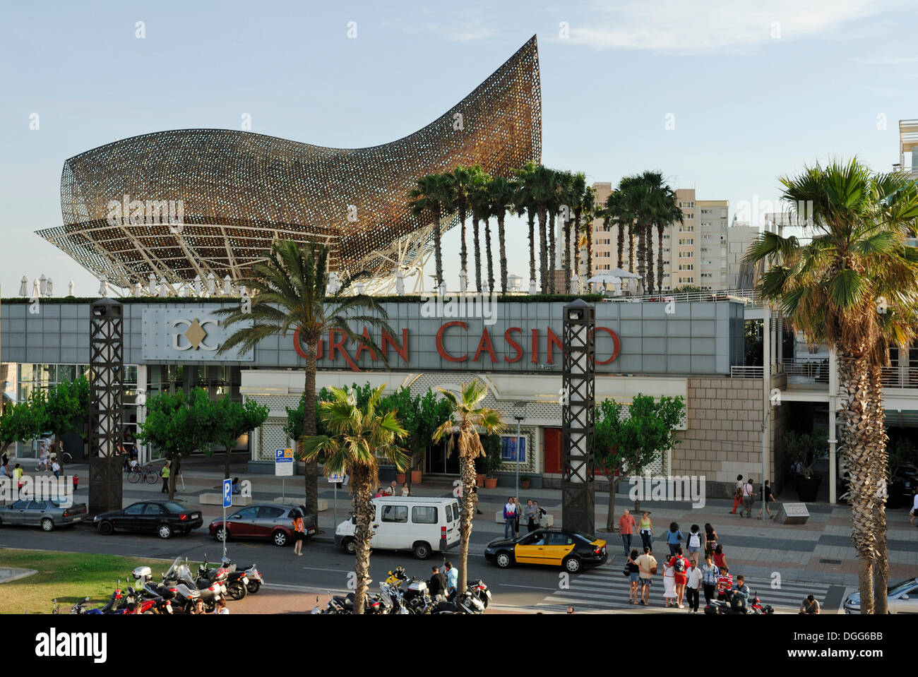 Gran Casino di fronte a El Peix de o, Pesce Dorato, progettato da Frank O. Gehry, Porto Olimpico di Barcellona, in Catalogna, Spagna Foto Stock