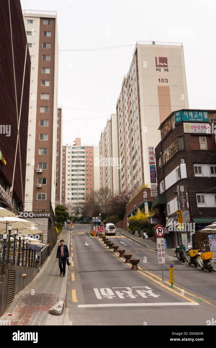 Tipica area residenziale con elevato aumento blocchi di appartamenti a Seoul, Corea del Sud Foto Stock