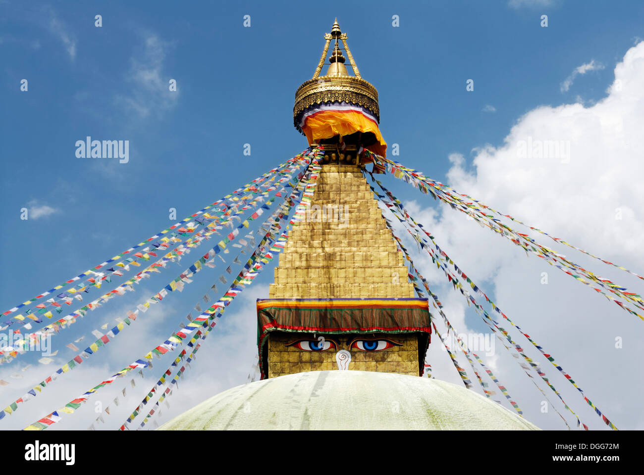 Stupa con la preghiera le bandiere e gli occhi di Buddha, Boudhanath, Kathmandu, Nepal, Asia Foto Stock