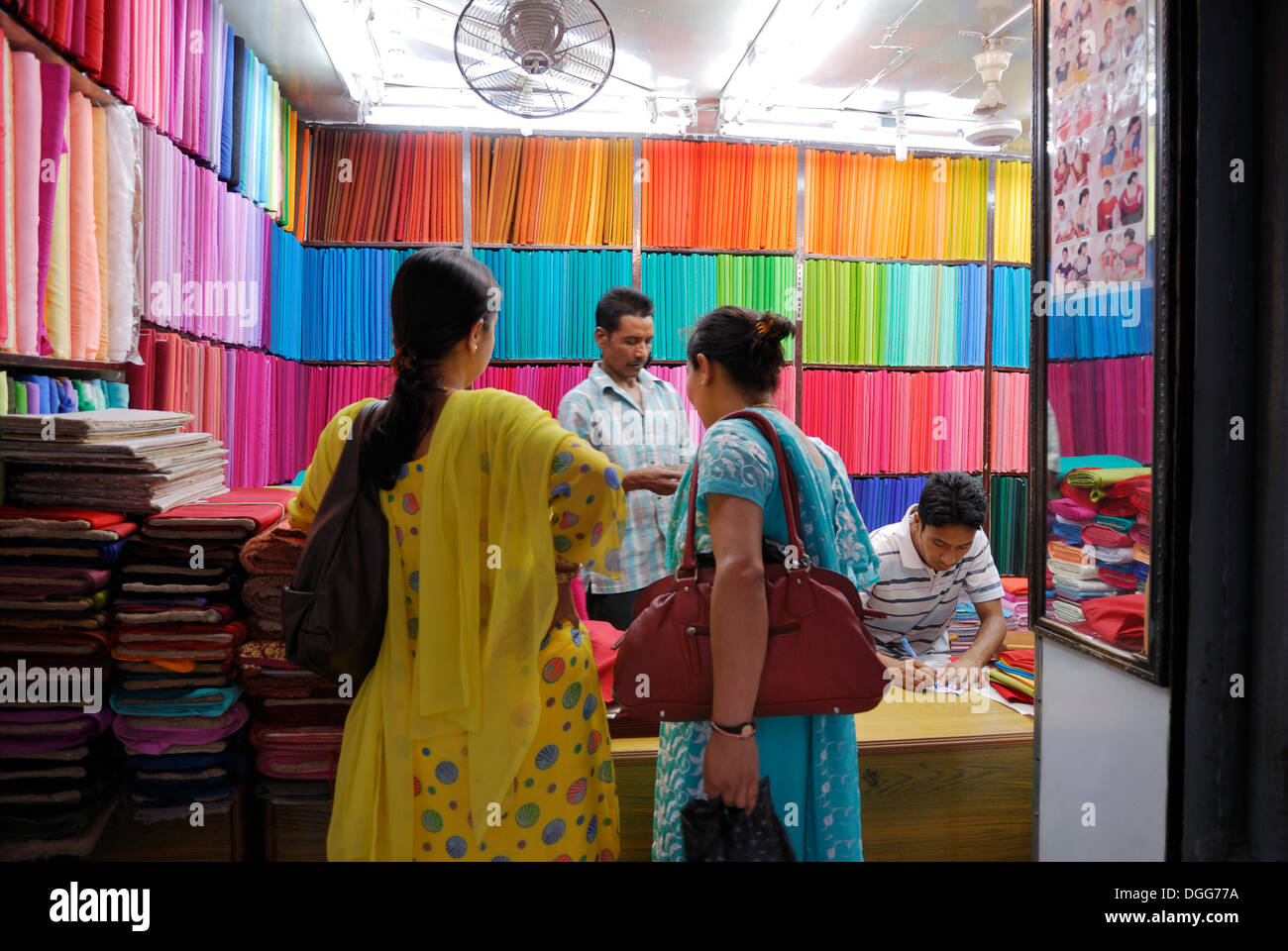 Tessuti colorati in un negozio di tessuti, Kathmandu, Nepal, Asia Foto Stock