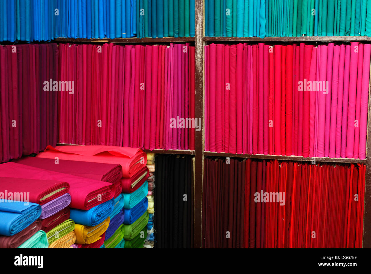 Tessuti colorati su un ripiano, rotoli di tessuto, tessuto store, Kathmandu, Nepal, Asia Foto Stock