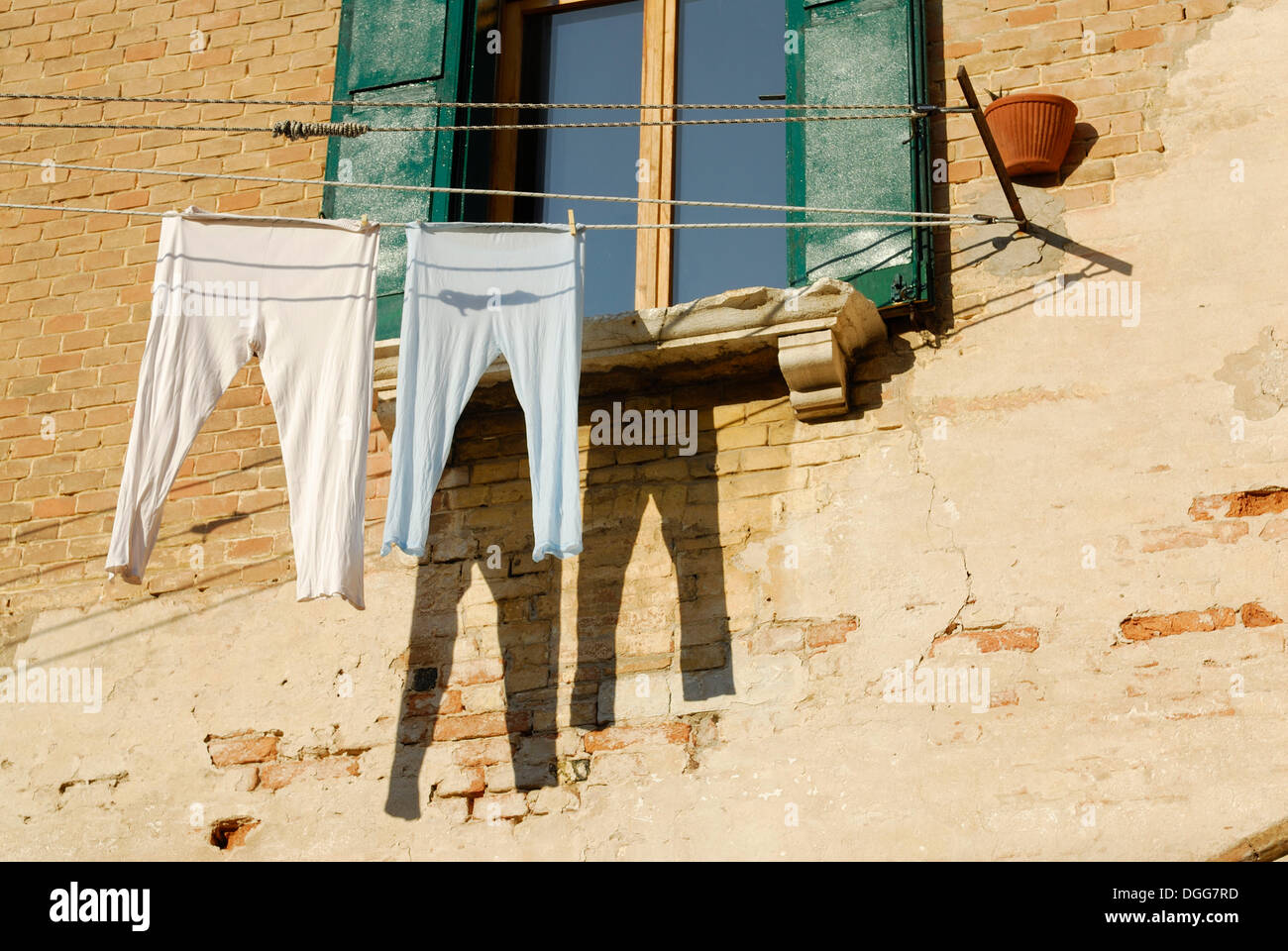 Lavanderia su uno stendibiancheria, quartiere di Castello, Venezia, Venezia, Veneto, Italia, Europa Foto Stock