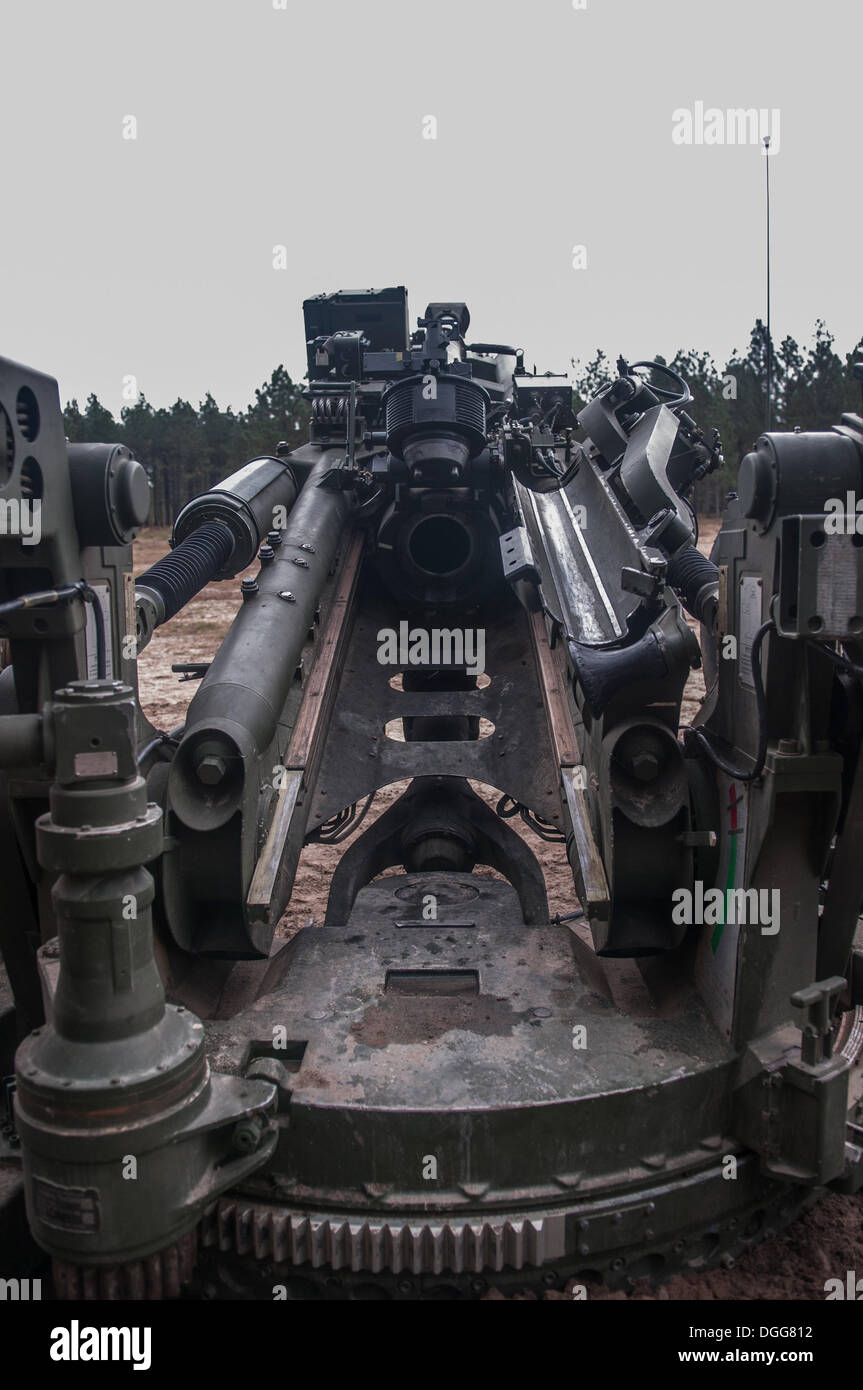 Fort Bragg, North Carolina, Stati Uniti d'America. Xix oct, 2013. La culatta su un M777A2 155mm obice leggero è pronto per entrare in azione sulla Fort Bragg, N.C., Ottobre 19, 2013. Stati Uniti Marines dall India batteria 3/10, 1° Battaglione, decimo reggimento Marine, seconda divisione Marine da Camp Lejeune, N.C. sono a Fort Bragg per loro "Rolling Thunder' biennale per la formazione. Il corso di formazione fornisce i Marines la capacità affinare le loro capacità in modo tale che possono essere più efficaci nel combattere le operazioni. Credito: Timothy L. Hale/ZUMAPRESS.com/Alamy Live News Foto Stock