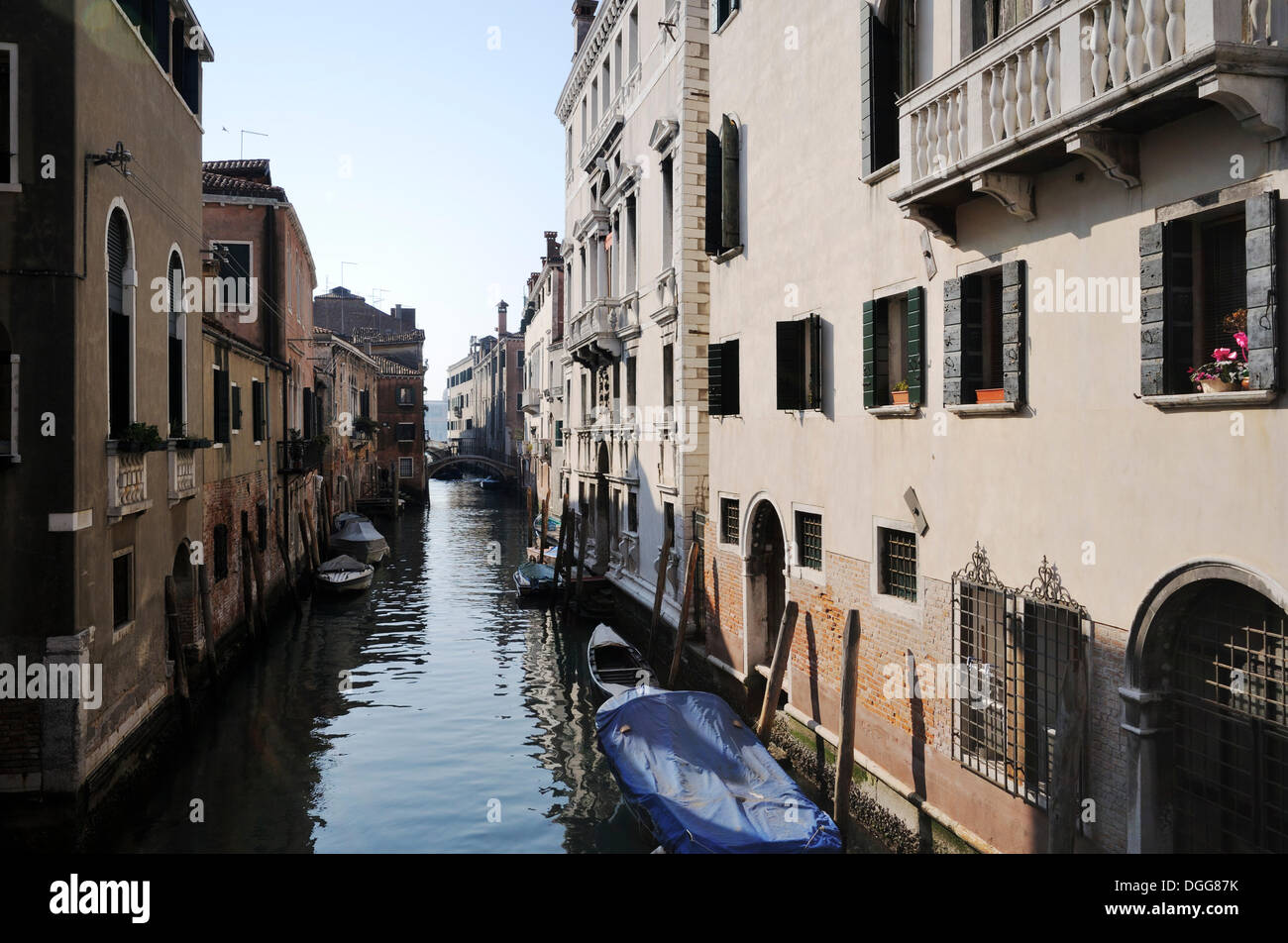 Case sul canal Rio de la Pietà, quartiere di Castello, Venezia, Sito Patrimonio Mondiale dell'UNESCO, Veneto, Italia, Europa Foto Stock