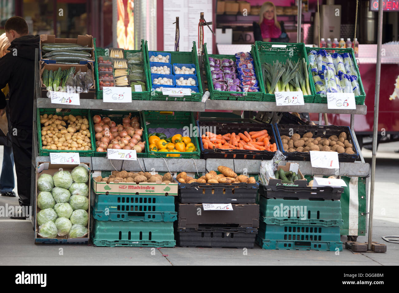Mercato di frutta e verdura in stallo in Liverpool City Centre Foto Stock