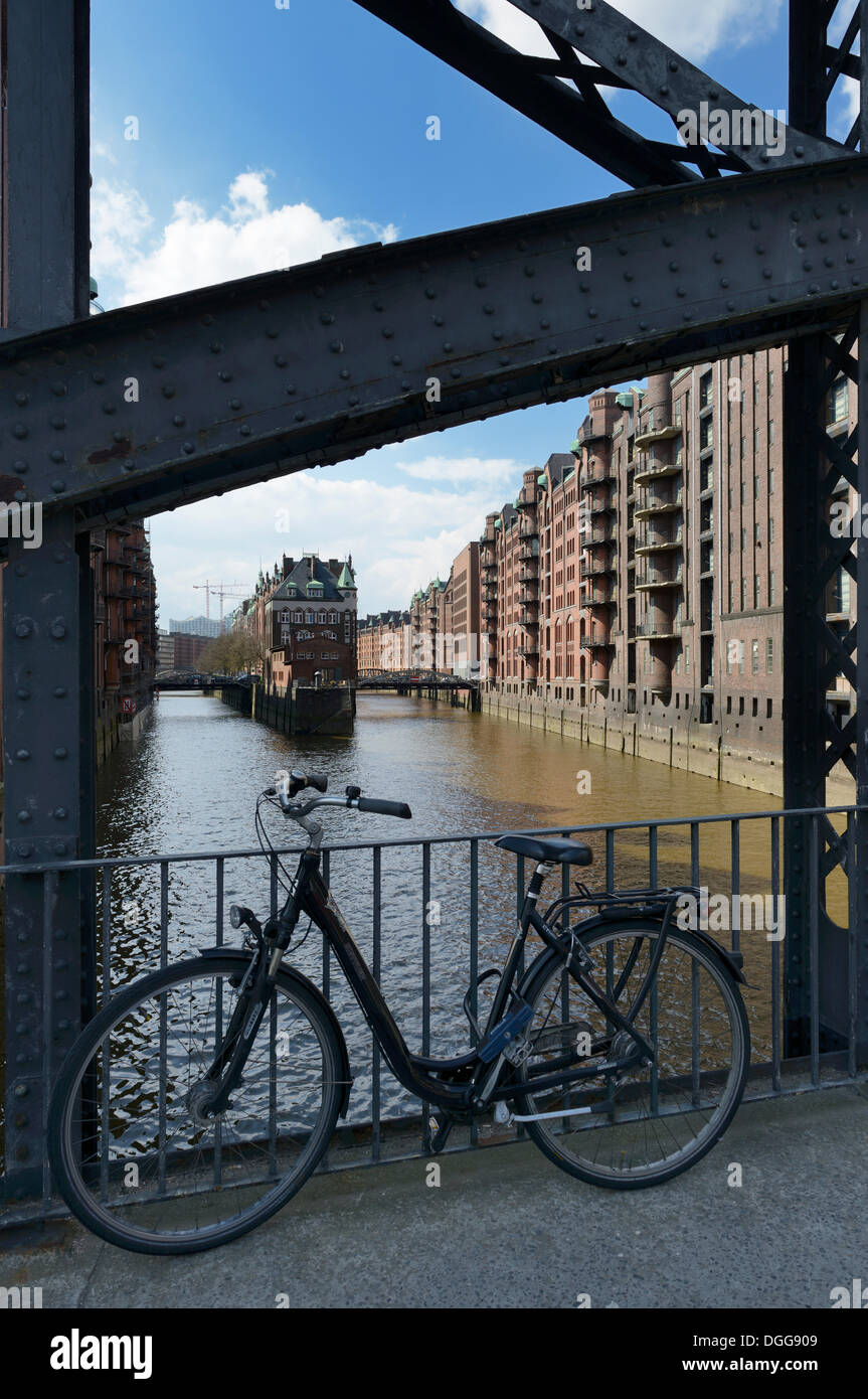 L'edificio di stoccaggio, in bicicletta sul ponte Poggenmuehlenbruecke, Wasserschloesschen edificio storico Speicherstadt warehouse Foto Stock