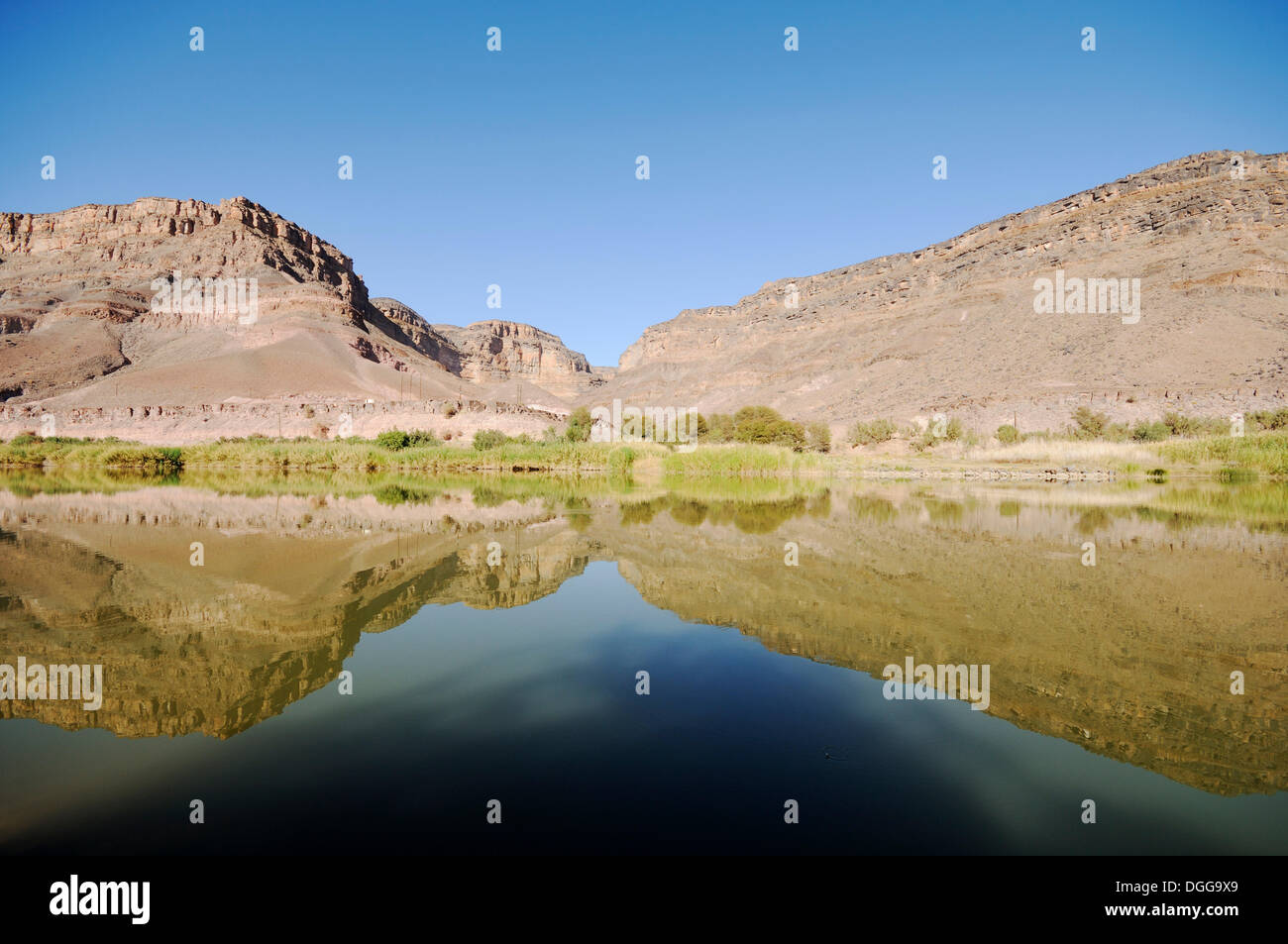 La gamma della montagna del sud Banca Africana di Oranje, fiume Orange, fiume di confine tra Namibia e Sudafrica Foto Stock