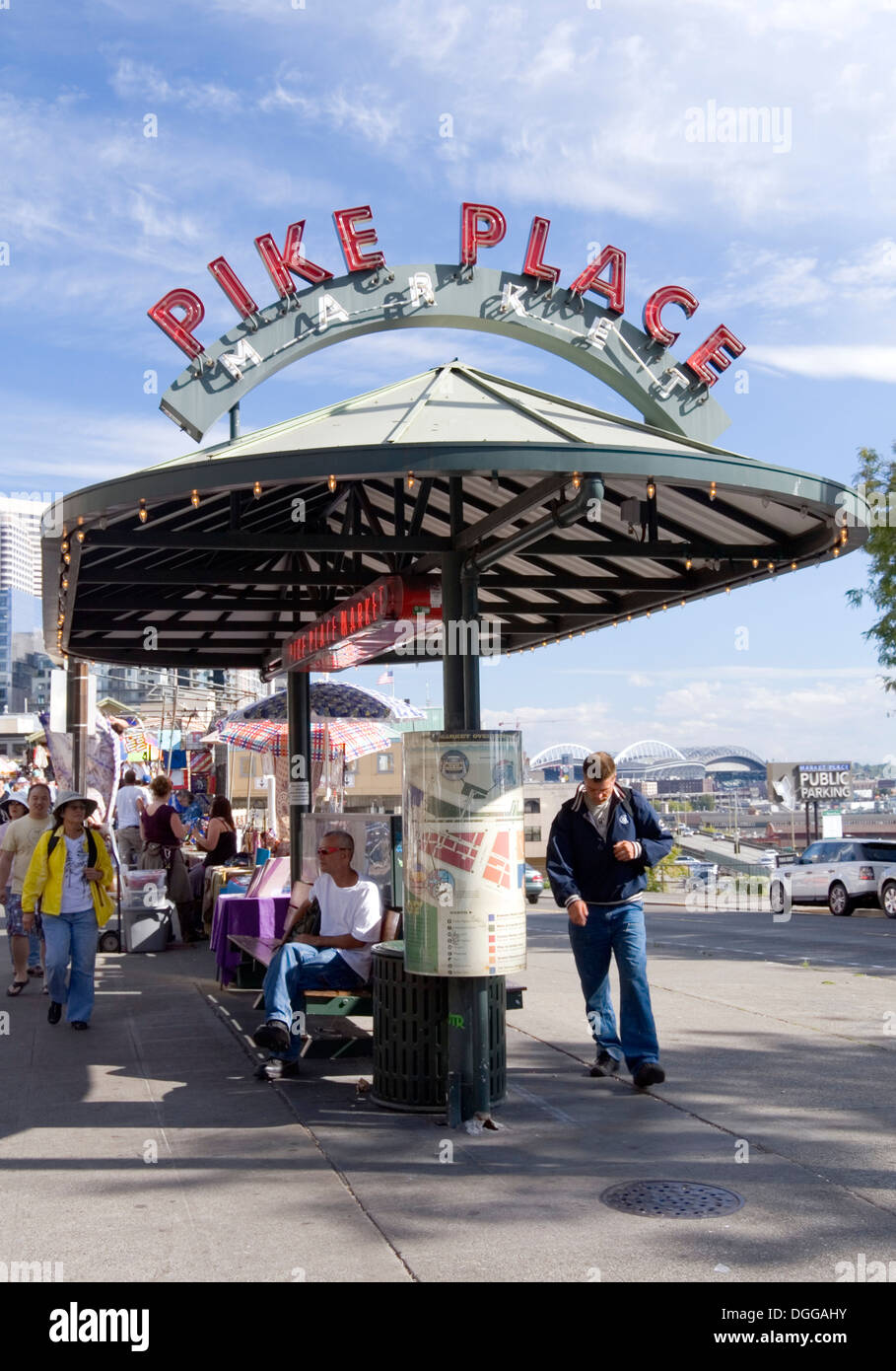 Il Pike Place Market di stallo e di firmare in corrispondenza della zona di spigolo di Pike Place e Virginia St, Seattle, Stati Uniti d'America Foto Stock