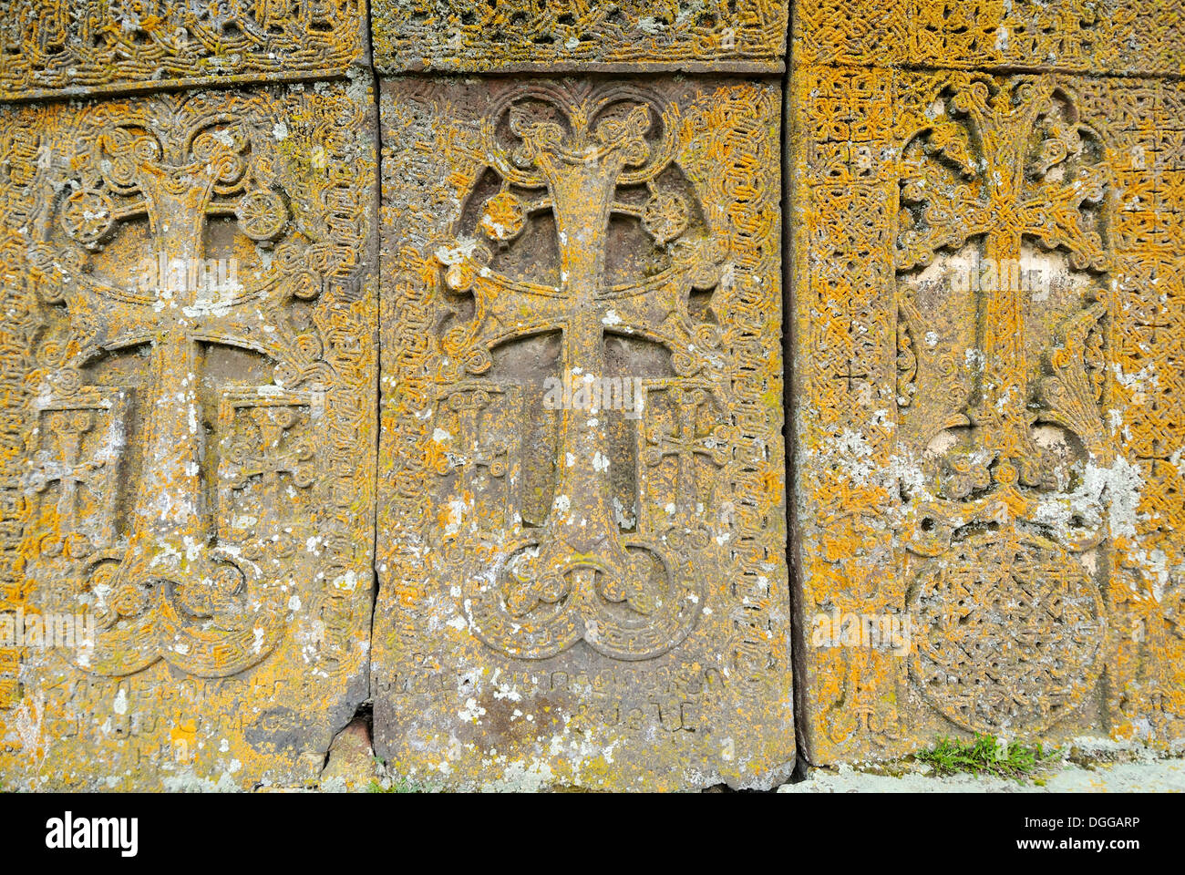 Storiche tradizionali croce armena-pietra, khachkar, cimitero Noratuz al Lago Sevan, Armenia, Asia Foto Stock