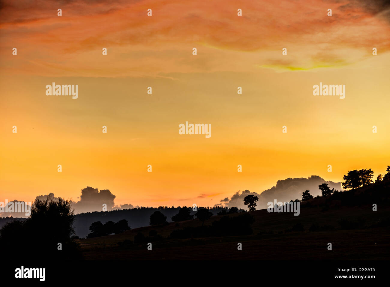 Il Cloud Cloudscape Scenic Sun panoramica collina attraverso Sunbeam panorama della valle del cielo La luce del tramonto la luce del sole natura verde cielo drammatico Foto Stock