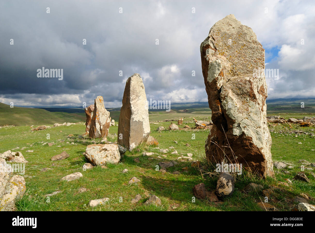 Zorats Karer, 6000 A.C. stoneage osservatorio, menhir di Karahunj, Carahunge, Armenia, Asia Foto Stock
