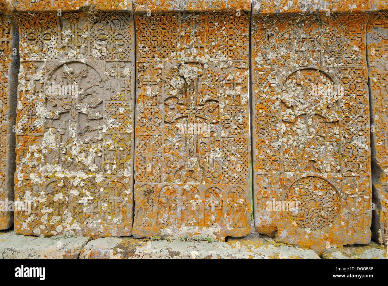 Il Lichen coperte storiche tradizionali croce armena-pietra, khachkar, cimitero Noratuz al Lago Sevan, Armenia, Asia Foto Stock