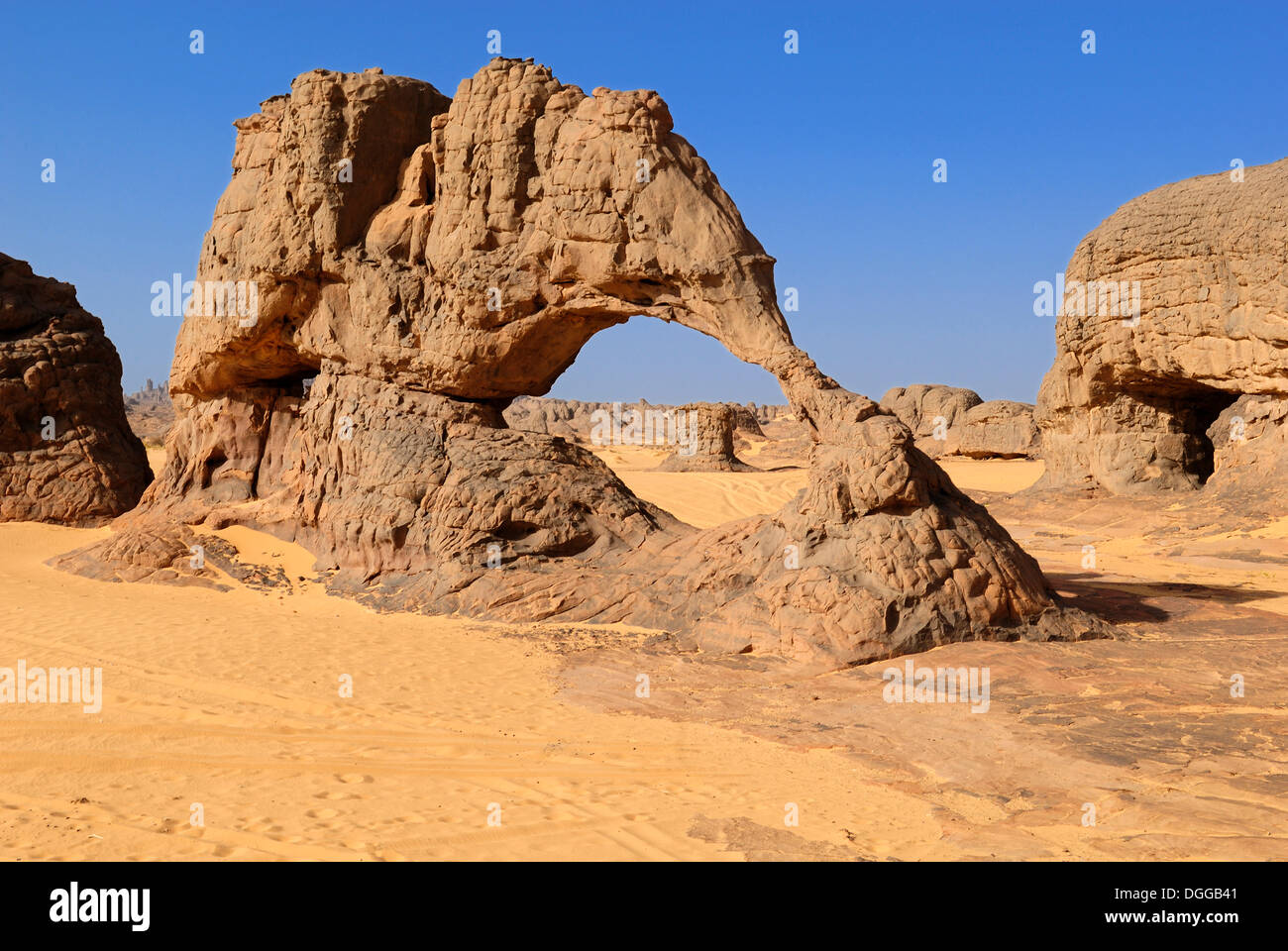 Il ponte naturale, arco, roccia arenaria formazione a Youf Ahakit, Tassili du Hoggar, Wilaya Tamanrasset, il Deserto del Sahara, Algeria Foto Stock