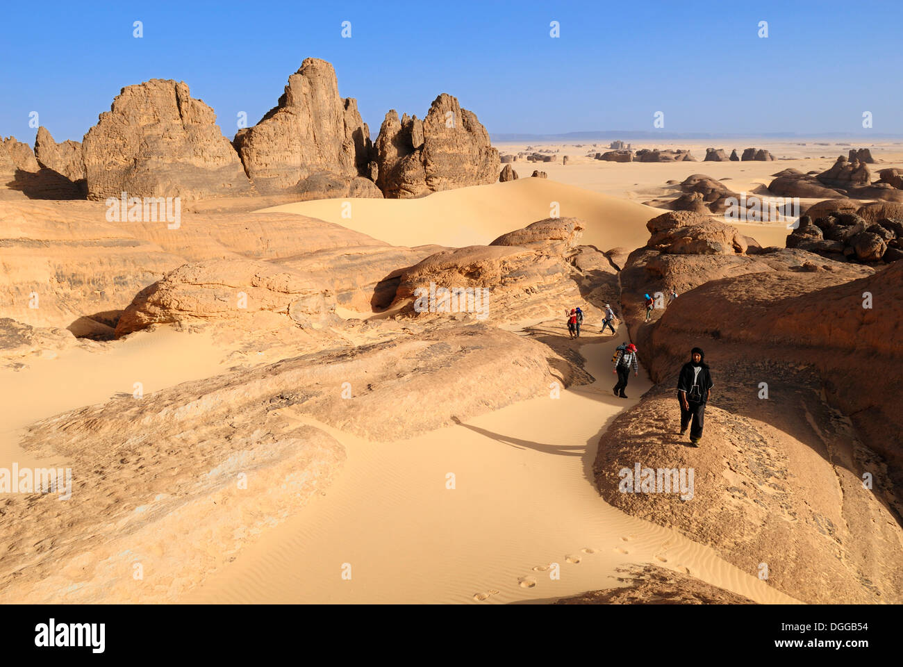 Gruppo di turisti gli escursionisti in roccia arenaria formazione di tin Akachaker, Tassili du Hoggar, Wilaya Tamanrasset, Algeria Foto Stock
