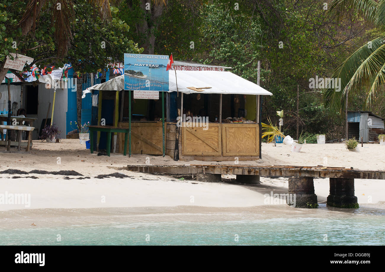 Sea Side Beach Bar, baracche, segni e Jetty, Salt Whistle Bay, Mayreau, Saint Vincent e Grenadine. Foto Stock