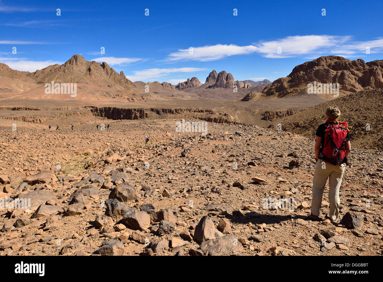 Escursionista femmina in piedi nel paesaggio vulcanico a Atakor Hoggar, montagne, Atakor, Tamanrasset Provincia, Algeria Foto Stock